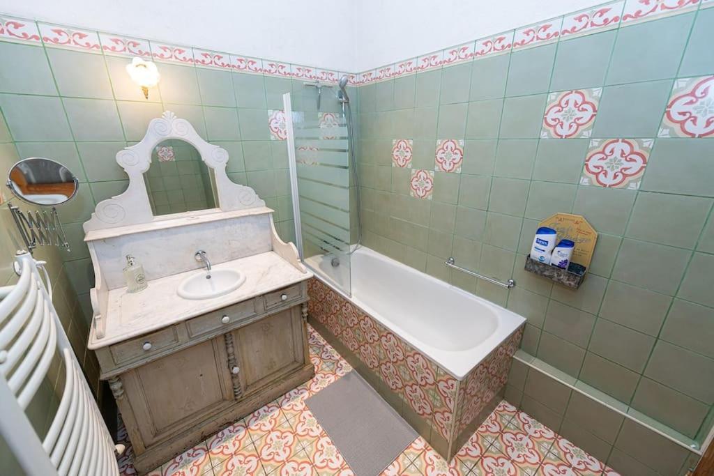 Anna-Maria : Grand Appartement 10 Personnes+Parking Prive -Actif+ Location- Marseille Bagian luar foto